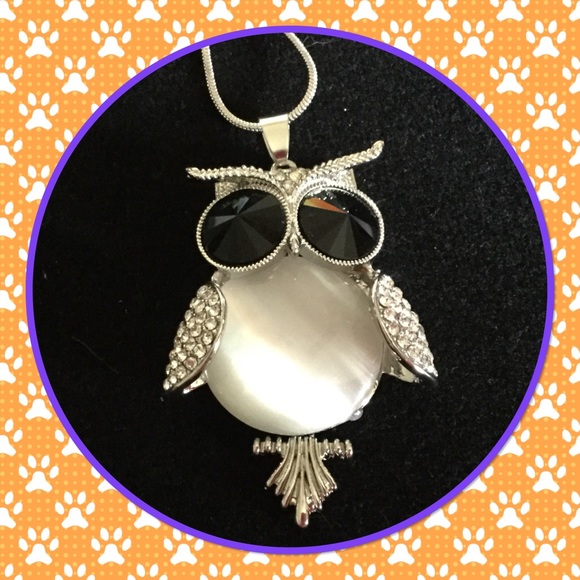 Jewelry - Owl crystals pendant necklace